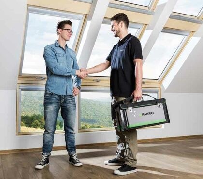 Monteur auf Baustelle – zügiger Einbau in wenigen Stunden