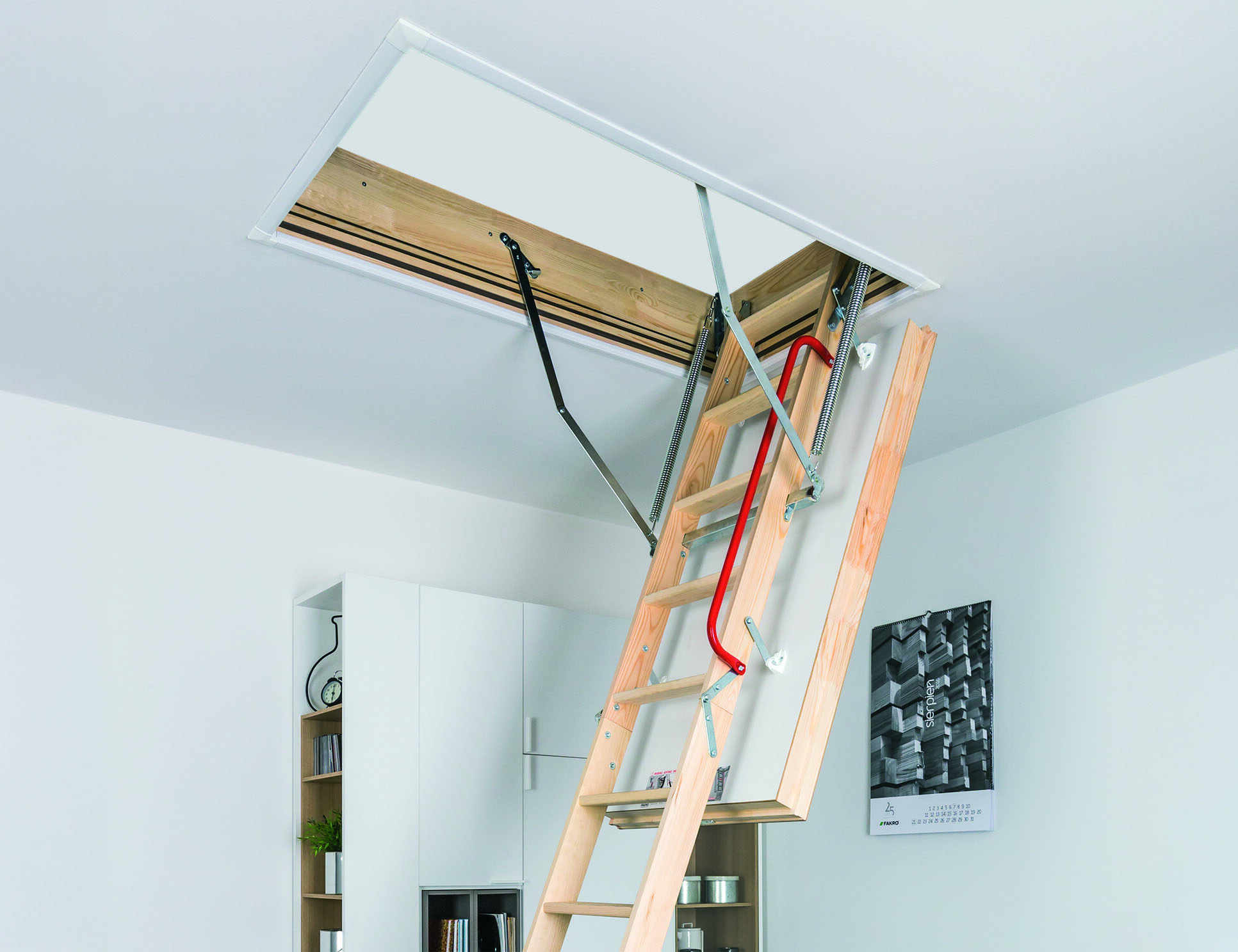 Dachboden treppe mit rotem griff